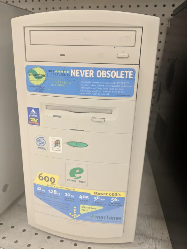 Computador de escritorio Pentium 600 MHz. Internet y brecha digital.